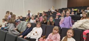 Wyjazd uczniów klas I-III na musical pt. ,, Doktor Dolittle i jego zwierzęta’’ oraz klas IV-VIII na musical pt.  ,„W 80 dni dookoła świata”